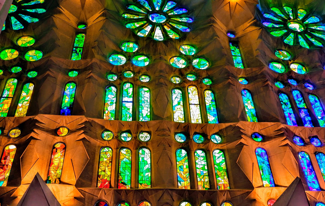 Una luce attraverso le vetrate medievali - foto