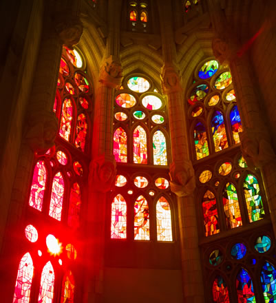 Una luce attraverso le vetrate medievali - foto 2